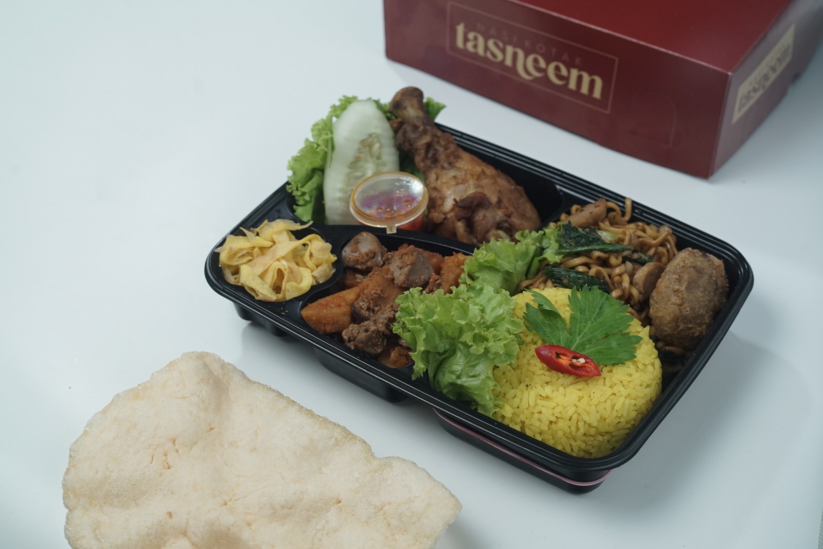 Pilihan Bento berisi nasi kuning, ayam dan aneka lauk